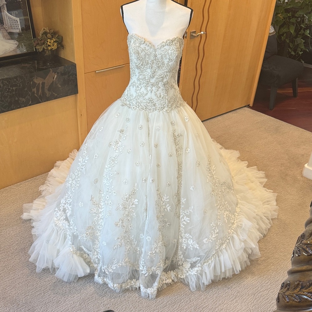 Exquisite White Lace Wedding Dress